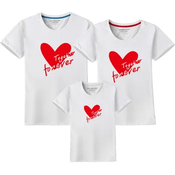 Еднакви комплекти за семейството, тениска, новост лятото на 2022, къс ръкав, дрехи за почивка за малки момчета и момичета с принтом във формата на сърце за мама и татко, детски памучен облекло за почивка