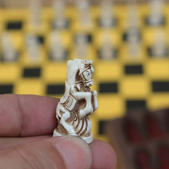 1 комплект реколта шах Малка кожена шахматната дъска, фигурите Qingbing Характер Подаръци за родителите, Забавления