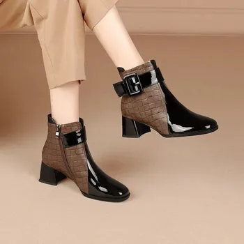 Дамски ботуши с квадратни пръсти и катарама за колан, пролет и есен 2023, Нов стил, черни универсални обувки от лачена кожа на среден ток телесен цвят.